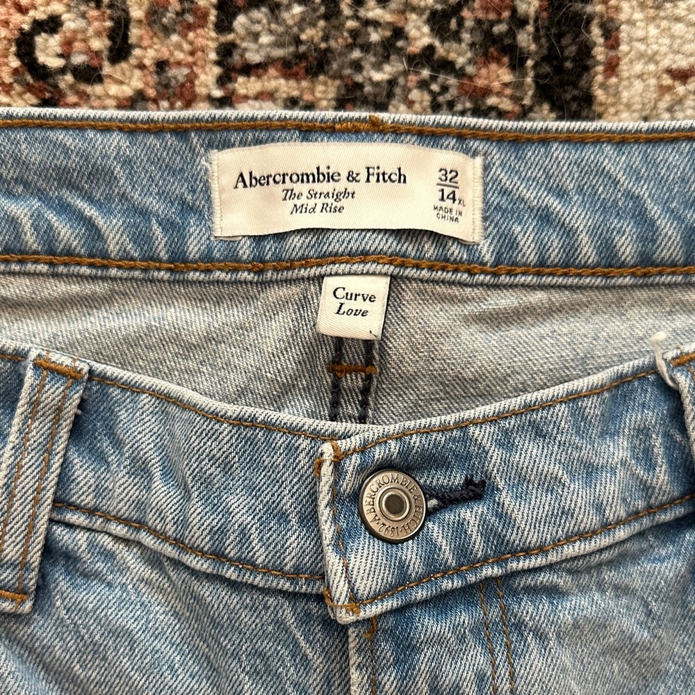 Abercrombie & Fitch The Straight Mid Rise Curve Love Light Jeans - 14 Extra Long - Picture 2 of 5